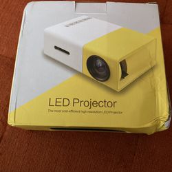 Like New Portable Mini LED Micro Projector