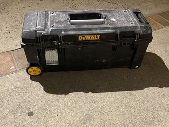 dewalt box only has one thing to close as seen in the picture