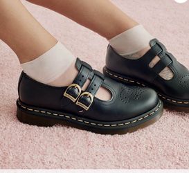Women’s Dr.MARTENS casual shoe, black,durable leather, air cushion sole, size 8, firm price.