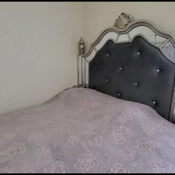 Like New 5 PCS BEDROOM SET  Color Gray. Se Habla Español