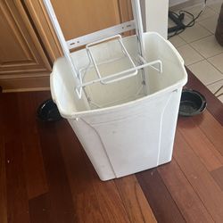 Under The Cabinet Pull Out Trash Can.  No Cracks.  Needs Cleaning