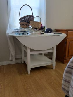 white circle folding table