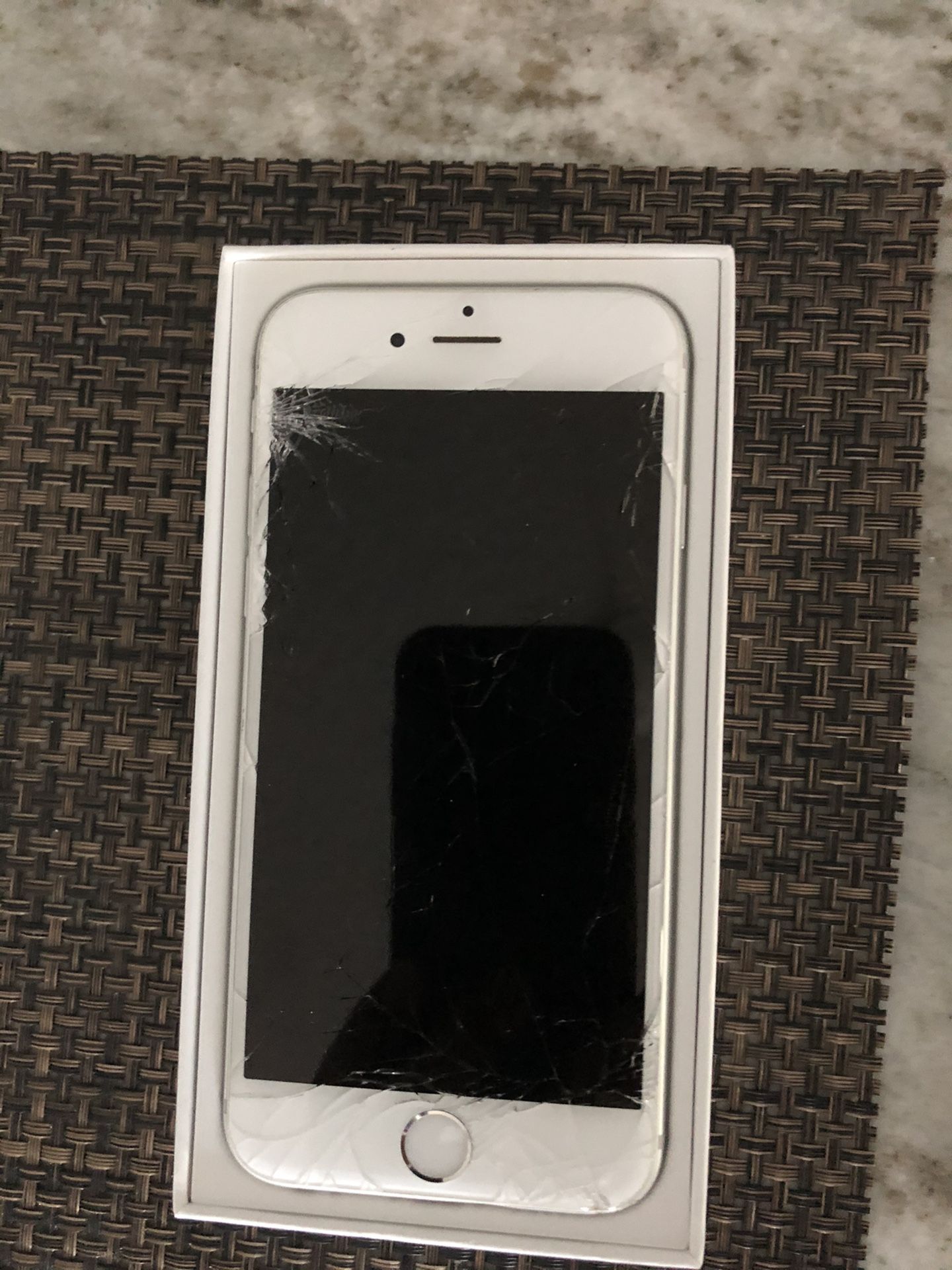 Apple IPhone 6 16gb cracked front screen