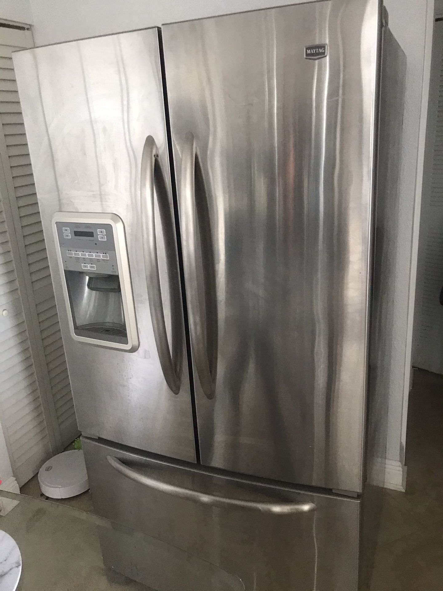 Maytag refrigerator in main condition, missing main board,