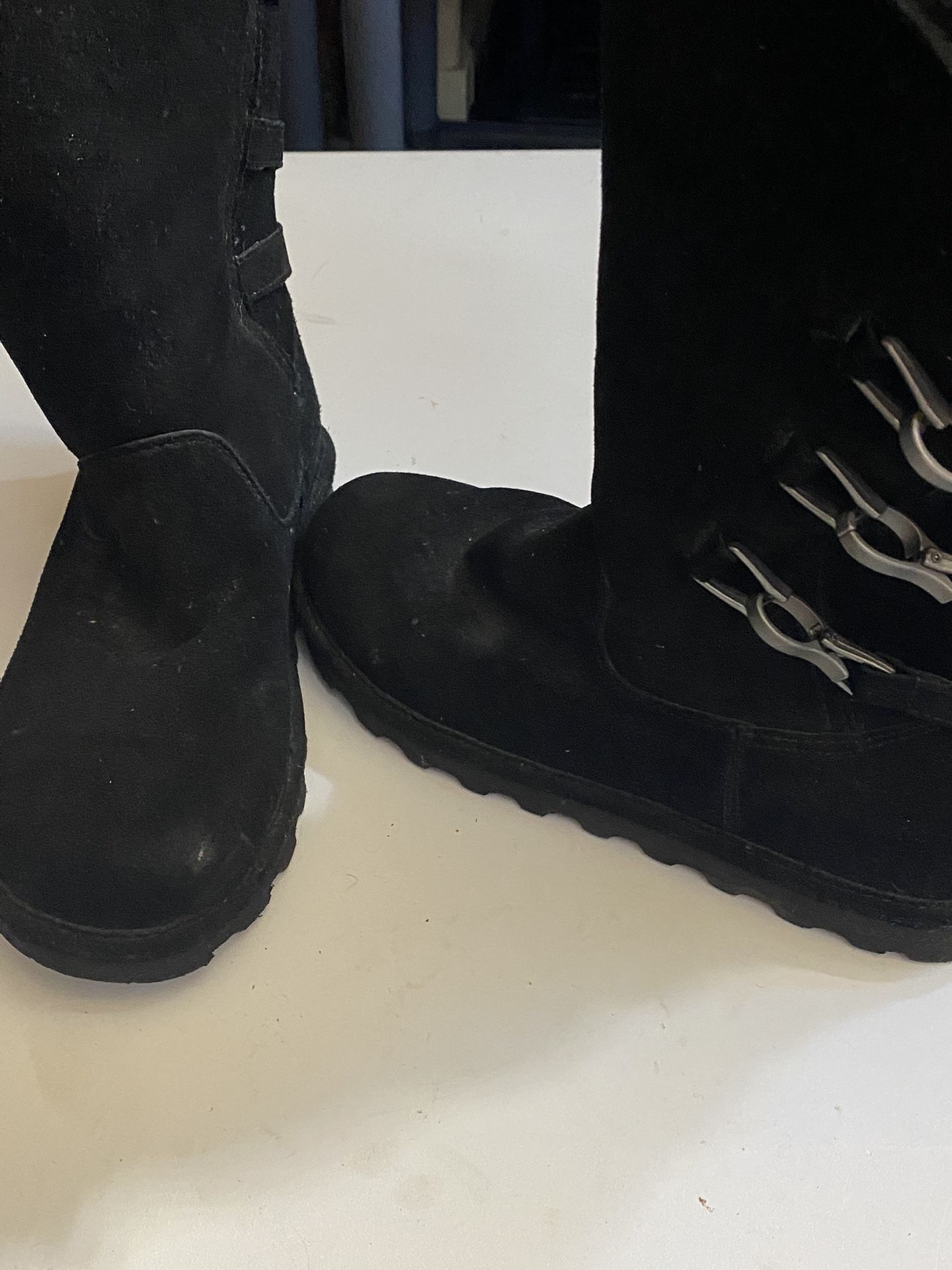 Ladies Size 9 Black Bear Paw Boots
