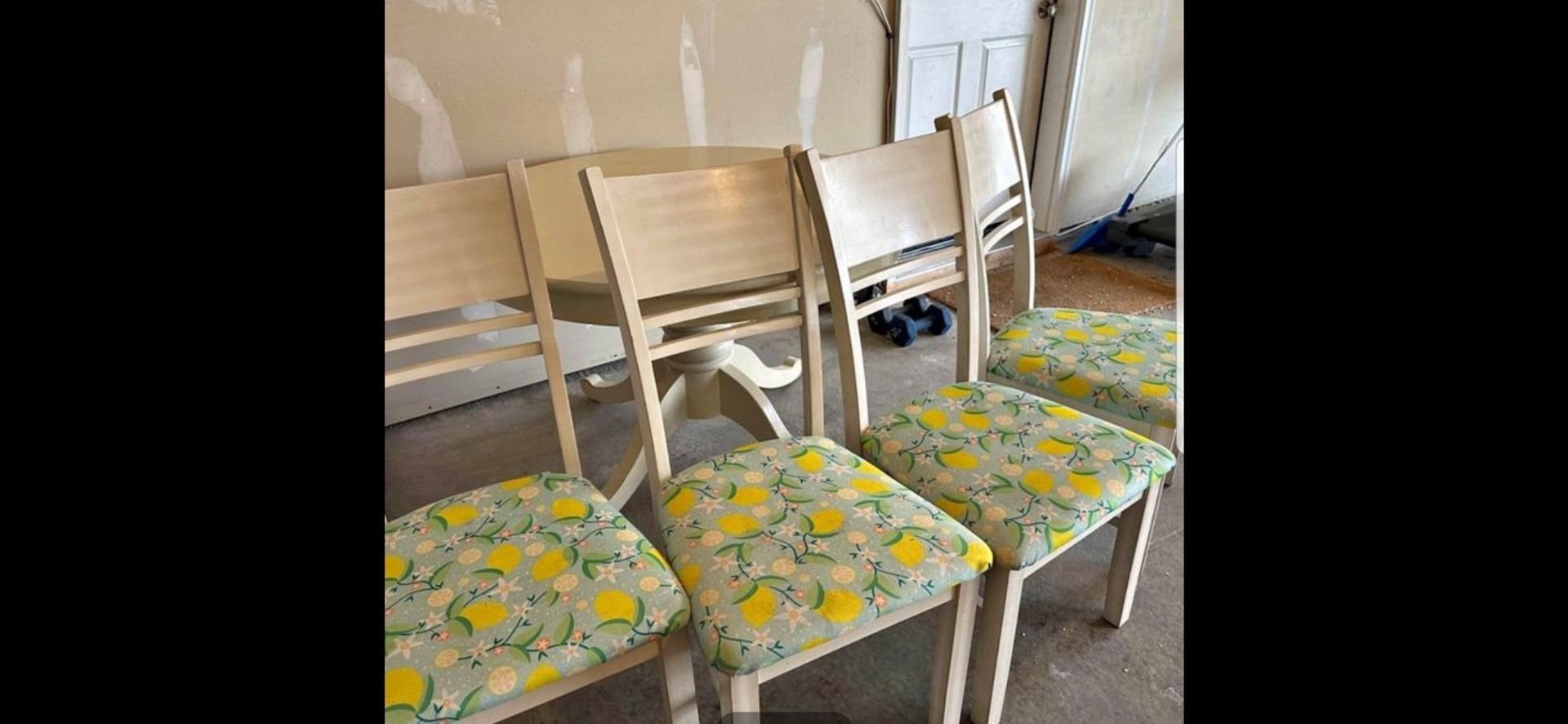 Round Dining Table & 4 Cushioned Chairs.