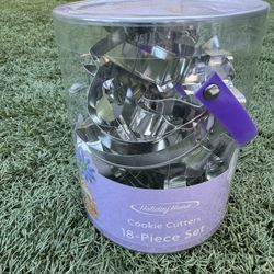 New 18 piece Easter cookie cutters