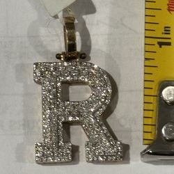 Pendant gold and diamonds letter R