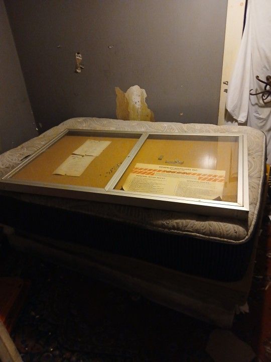 5' × 3 Aluminum Display Case Well Built