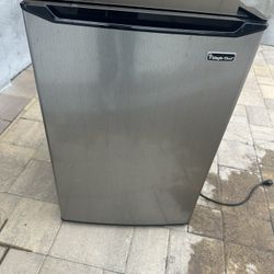 Magic Chef Small Refrigerador 