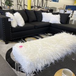 Beautiful Black Sectional😊$989😊Financing options available!