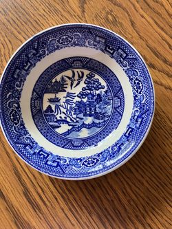 Vintage blue willow berry bowl