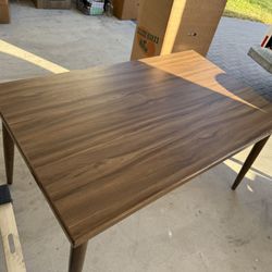 Beautiful Solid Wood Dining Table – Excellent Condition