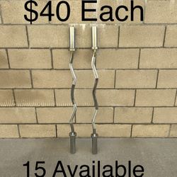 EZ Curl Bar For Weightlifting, Hip Thrusts, Squats & Lunges