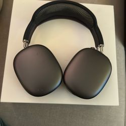 Black AirPod Pro Max (Lightning Port)