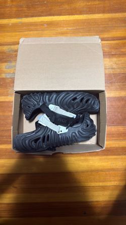 black salehe crocs 10