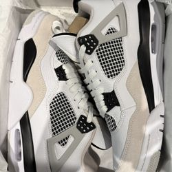 Jordan 4 (Military black)