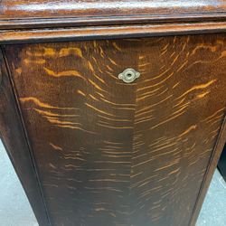 Working Victrola In Pretty Good Shape VV-XI ………..Asking $250.00