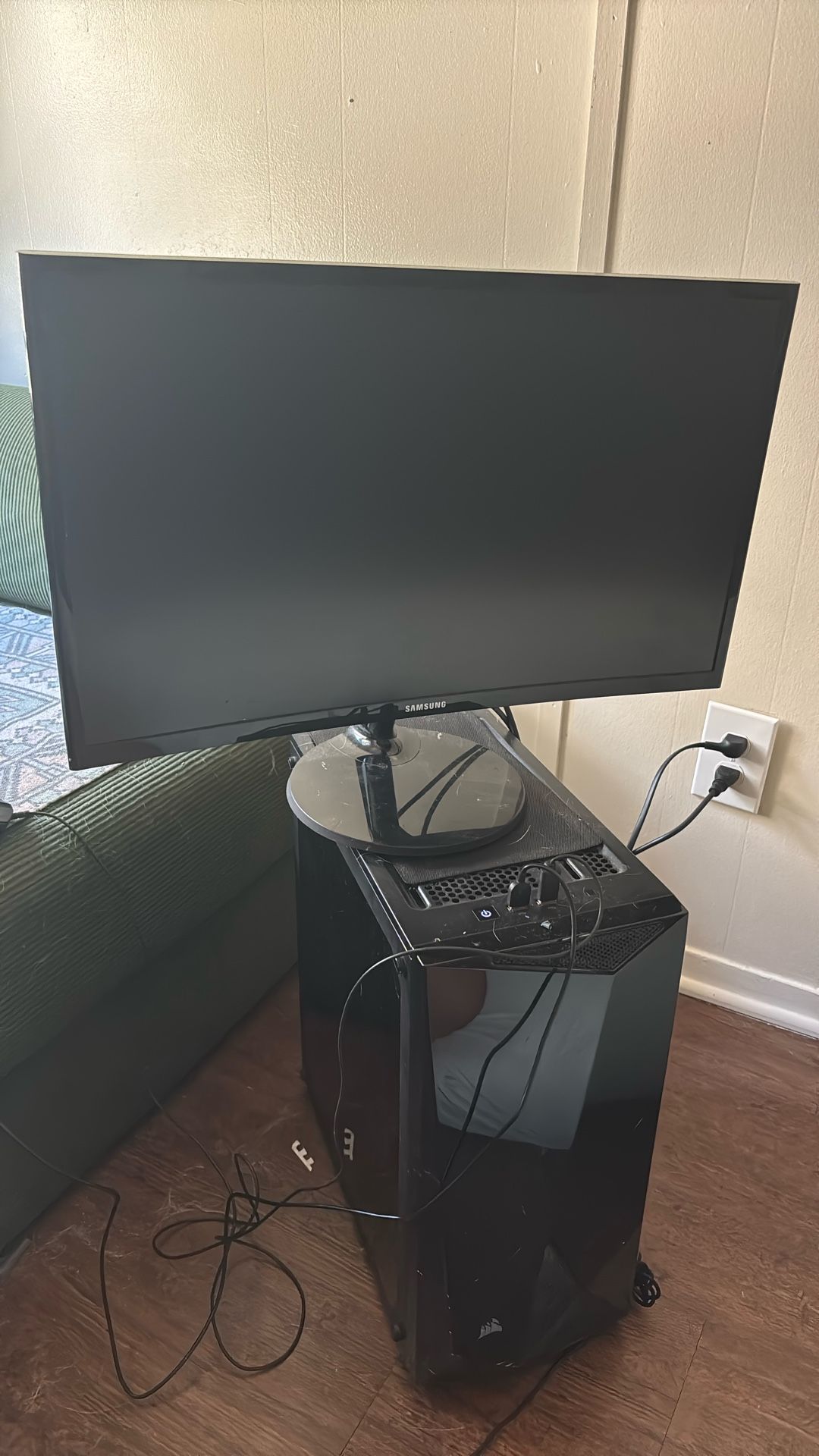 Corsair gaming PC and curved monitor 
