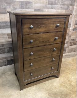 Brand NEW Just Out of the BOX > 5-Pull Modern Chest of Drawers in NEW condition