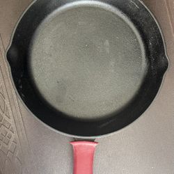 NEW Tramontina 12 Inch Cast Iron Skillet With Silicon Grip