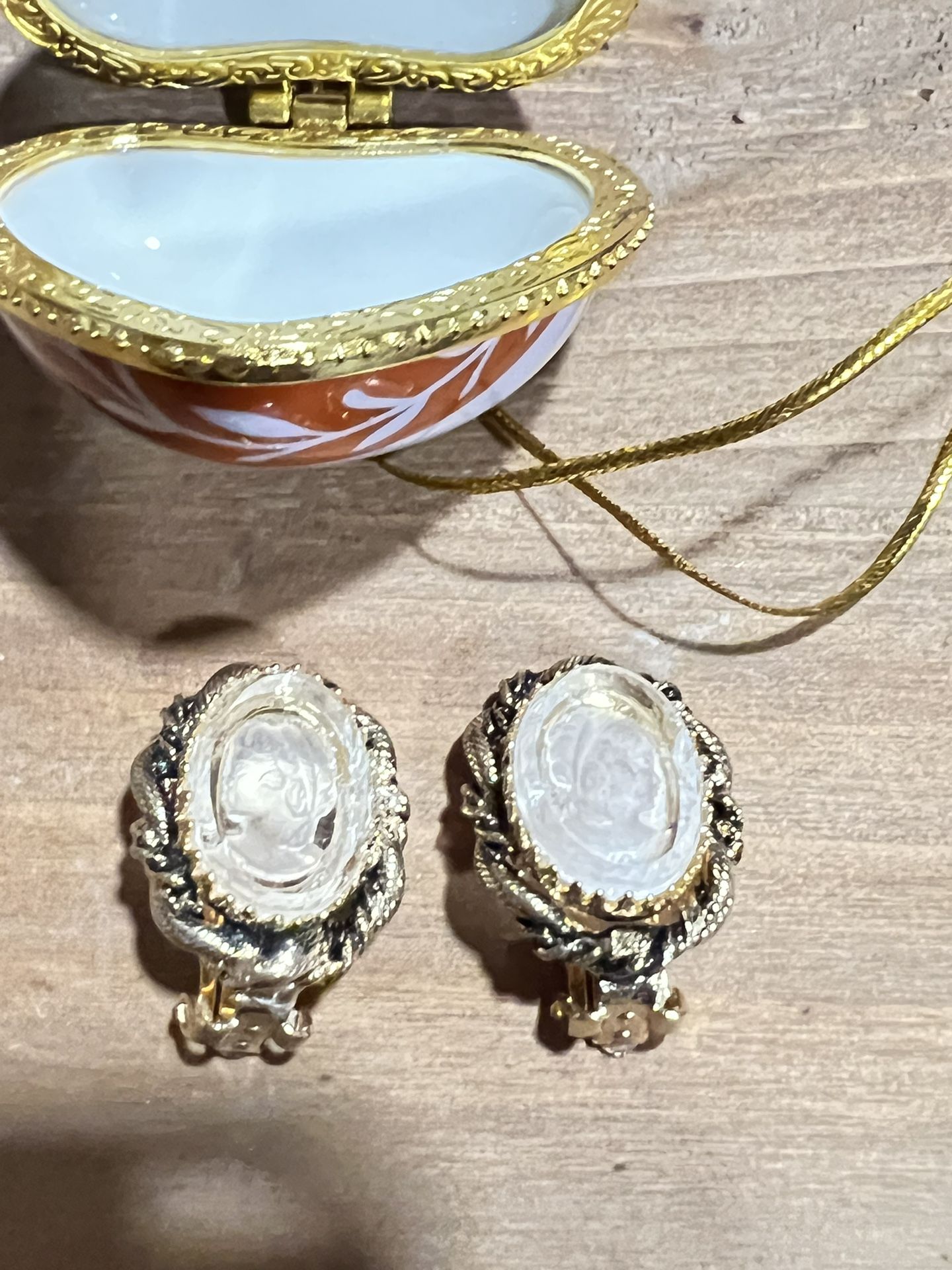 Earrings Vintage Goldtone Cameo Earrings
