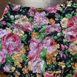 Beautiful floral Skirt size 6  Never Worn 