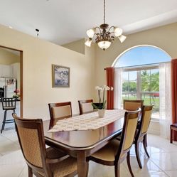 Dining room - Table And 6 chairs