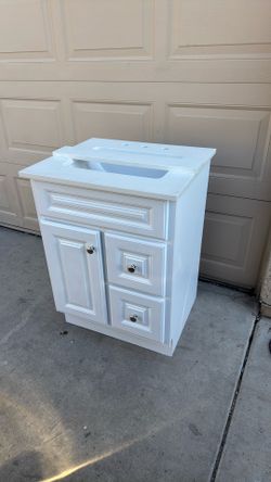 25x22 WHITE VANITY  W TOP NEW 