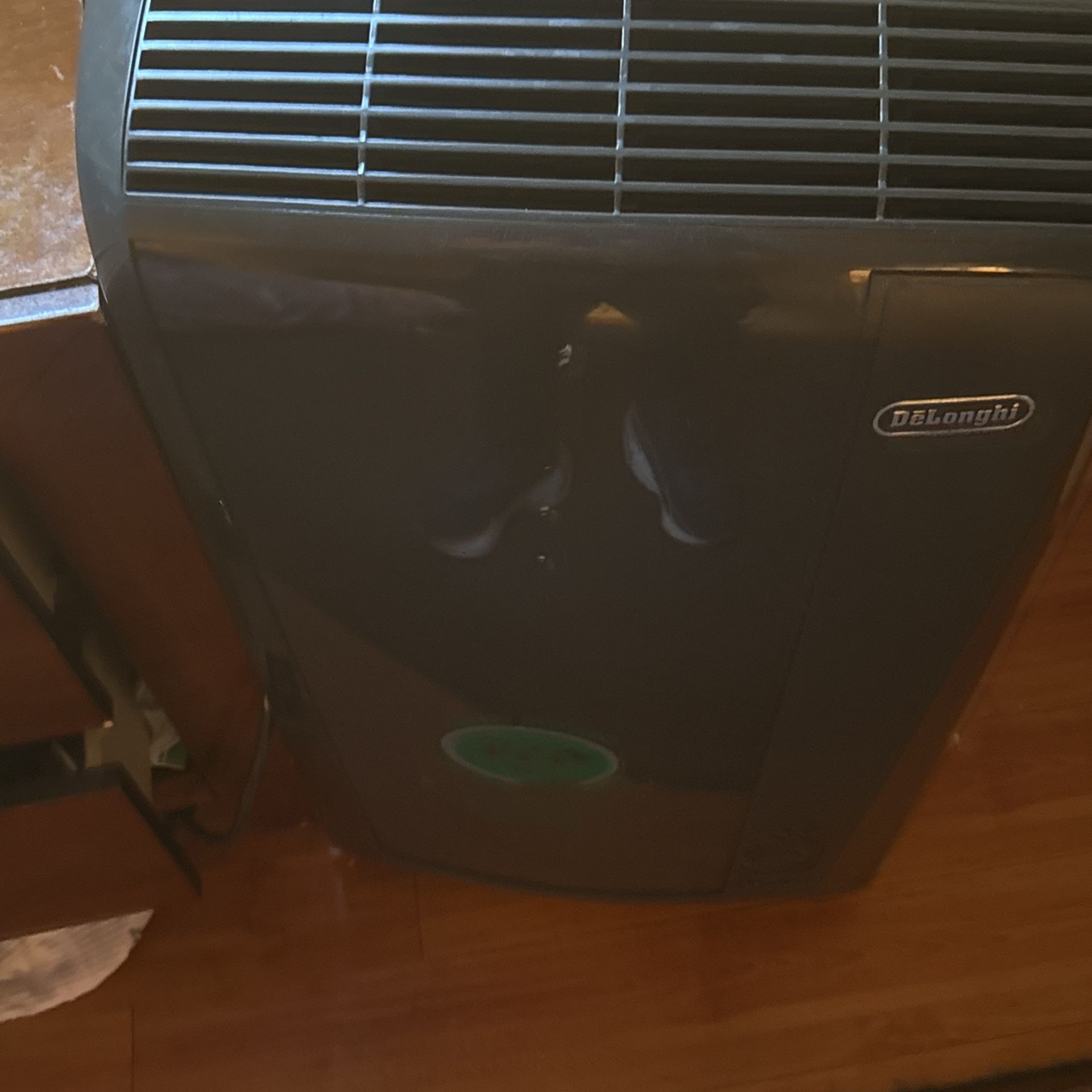 Used De'Longhi Pinguino Portable AC - Powerful & Eco-Friendly!