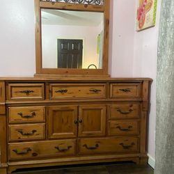 Dresser And Mirror/ Peinador Con Espejo