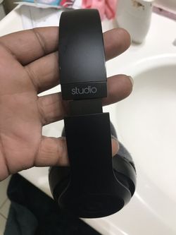 Studio wireless beats (broken side need repair but still plays perfectly