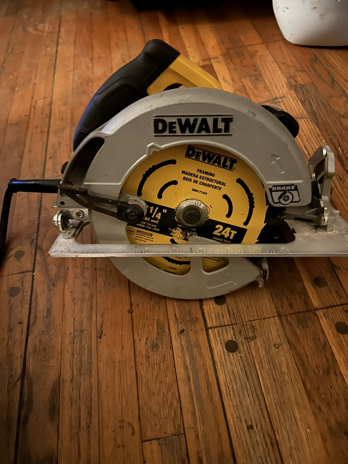 SALE 40$ IF U GET TONIGHT DEWALT SAW 