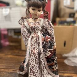 BEAUTIFUL VINTAGE DOLL GREAT CONDITION Porcelain Doll 