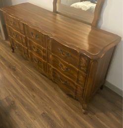 Broyhill Premier French Country Bedroom Set – 5 Pieces