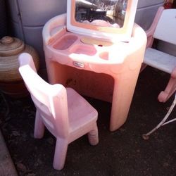 Little Tikes Outdoor Girl Desk With Chair $100