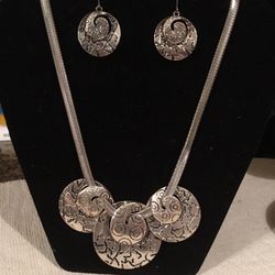 Matching Silver Color Necklace And Earrings 