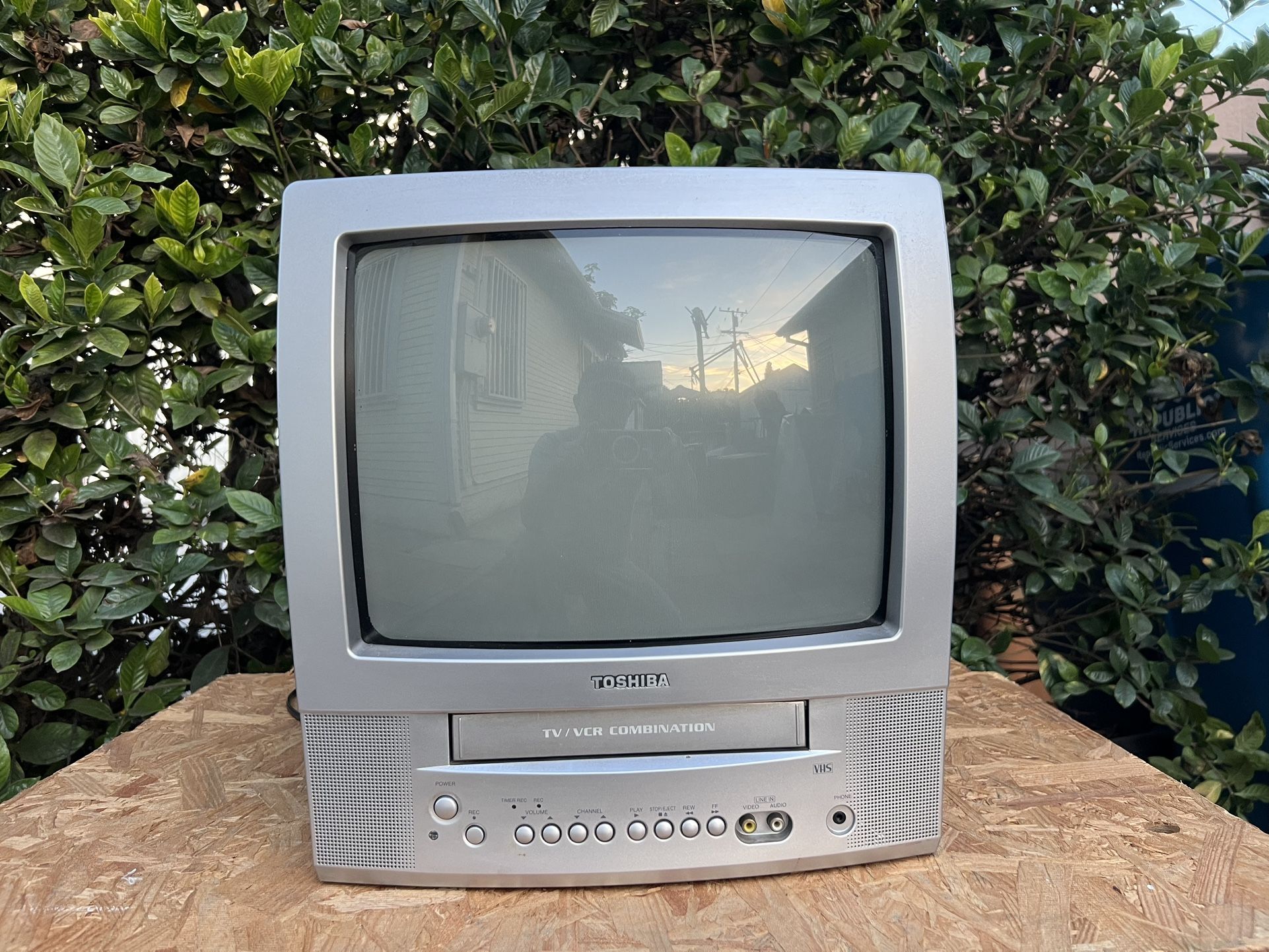 Toshiba crt tv built-in vcr 13”