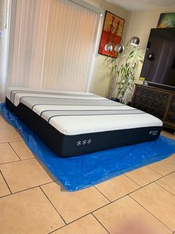 KING SIZE SEALY HYBRID LIKE NEW