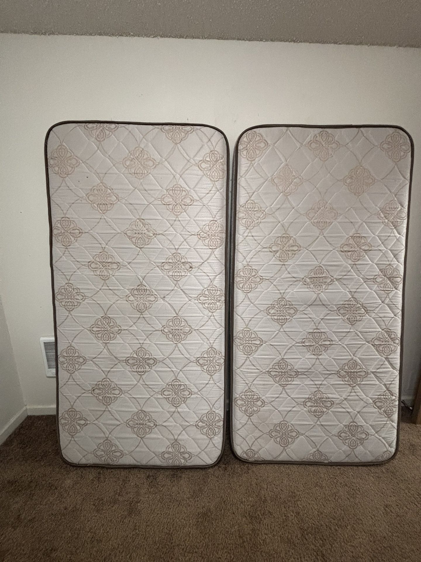 2 Twin Size Beds