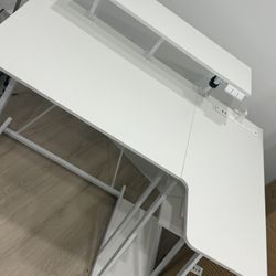 Escritorio en L blanco – Como nuevo – $25.    L-Shaped White Desk – Like New – $25
