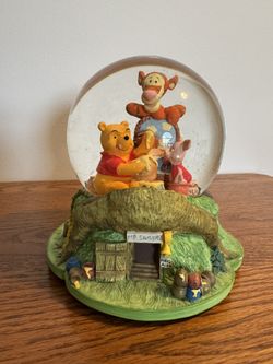 Disney Winnie The Pooh Snowglobe