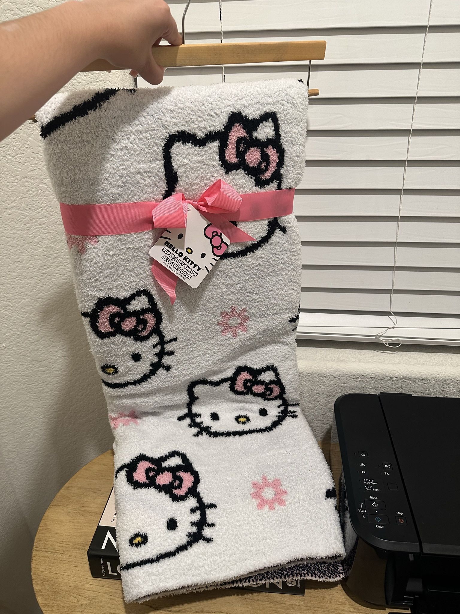 HELLO KITTY SUPER SOFT BLANKET THROW
