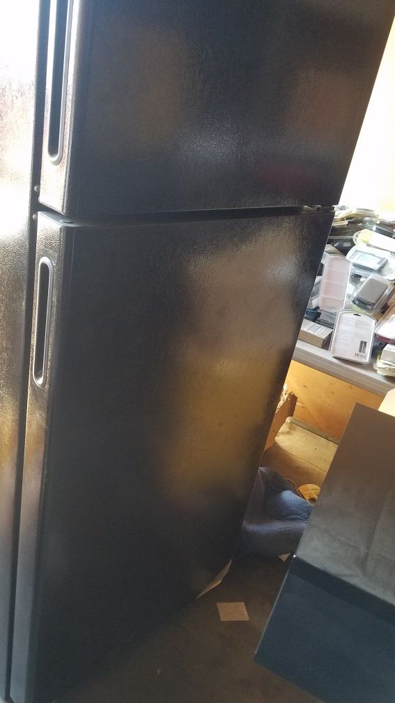 Hotpoint 18 Cubic Feet Black Refrigerator