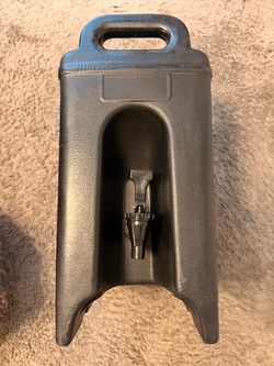 Cambro 250LCD110 Camtainer 2.5 Gallon Black Insulated Beverage Dispenser