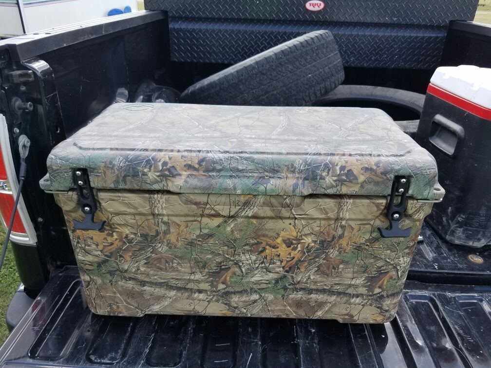 Magellan camo cooler.