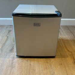 BLACK+DECKER 1.7-cu ft Mini Fridge with Freezer 