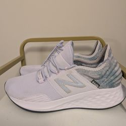 Women's NEW BALANCE SIZE 11