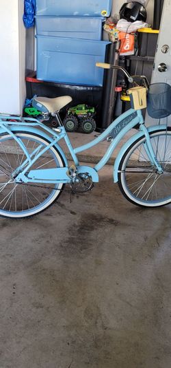 Women beautiful  26" Beach Cruiser in new condition rode twice firm price