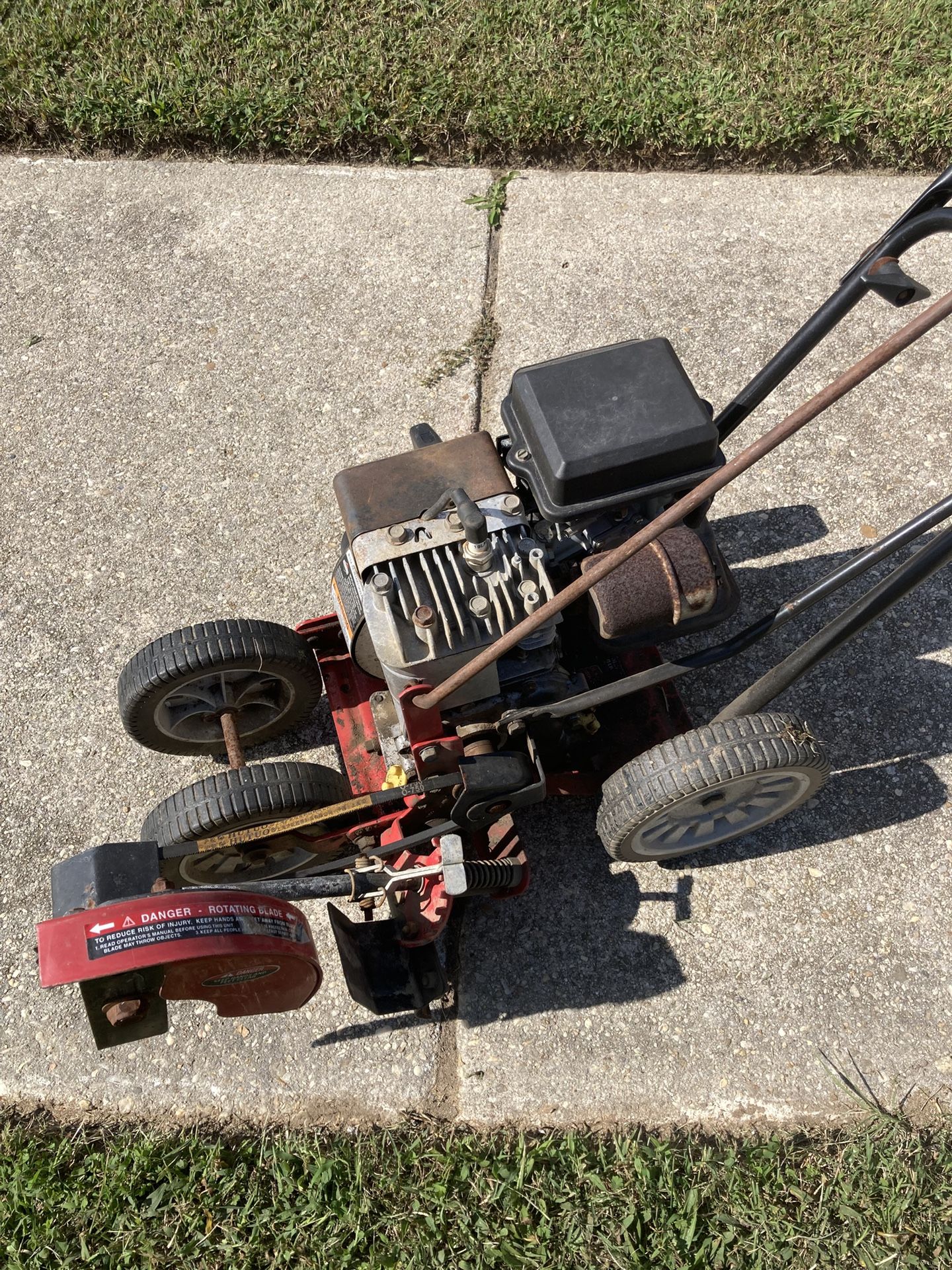 Edger, Gas, 4 Stroke used for sidewalks